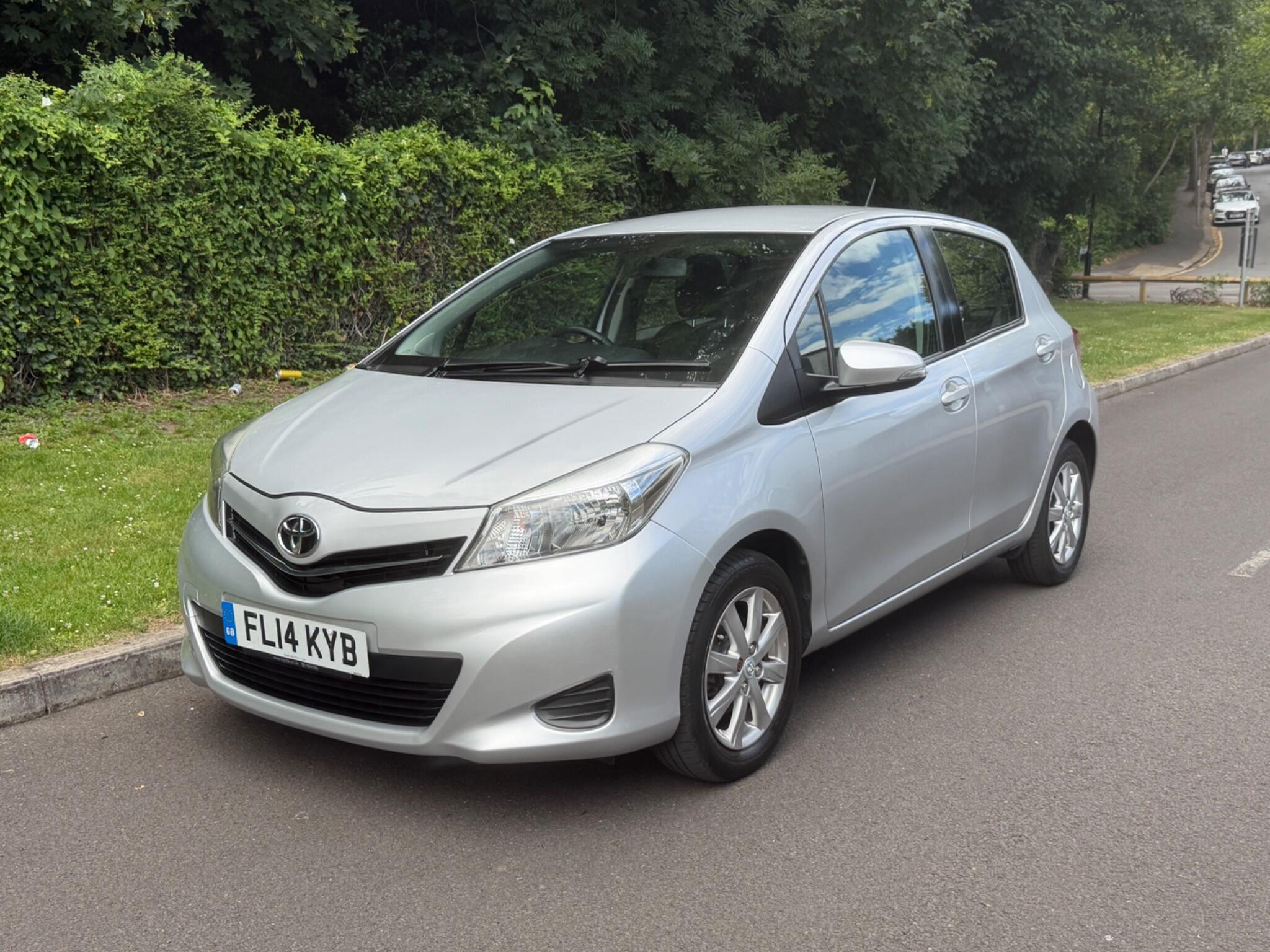 2014 Toyota Yaris thumbnail 2